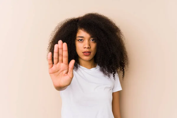 Joven Mujer Afroamericana Pie Con Mano Extendida Mostrando Señal Stop —  Fotos de Stock