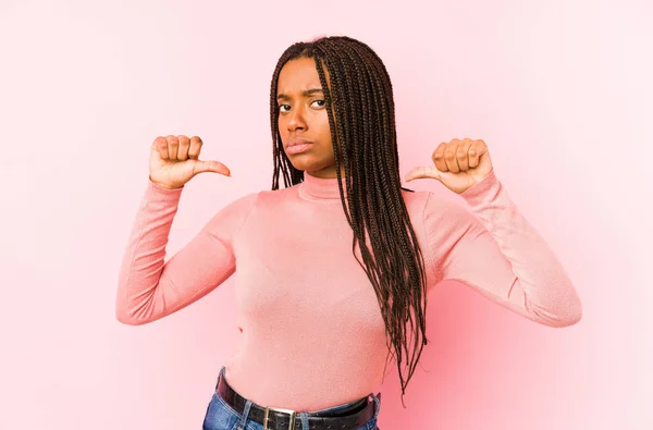 Jonge Afrikaanse Amerikaanse Vrouw Geïsoleerd Een Roze Achtergrond Voelt Trots — Stockfoto