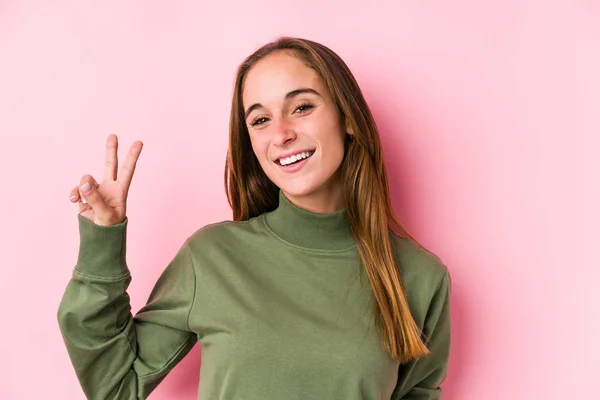 Joven Mujer Caucásica Posando Aislada Mostrando Signo Victoria Sonriendo Ampliamente —  Fotos de Stock