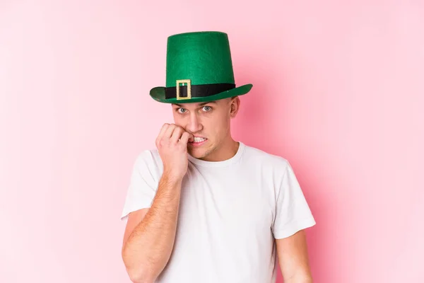 Young Caucasian Man Celebrating Saint Patricks Day Biting Fingernails Nervous — ストック写真