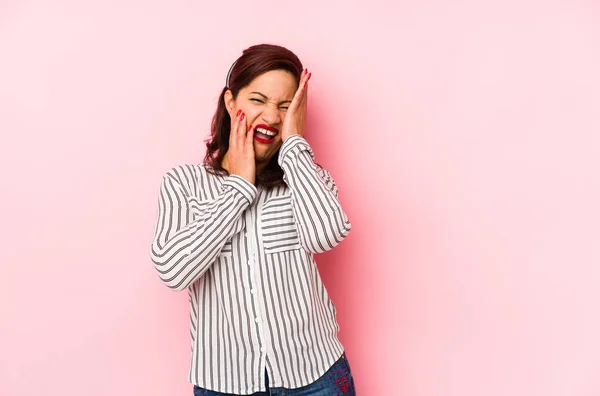 Mulher Latina Meia Idade Isolado Fundo Rosa Choramingando Chorando Desconsoladamente — Fotografia de Stock