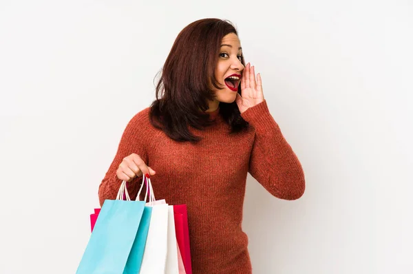 Medelålders Latinamerikansk Kvinna Som Håller Shoppingpåse Isolerad Skriker Och Håller — Stockfoto