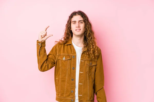 Jovem Homem Cabelo Longo Posando Isolado Segurando Algo Pouco Com — Fotografia de Stock