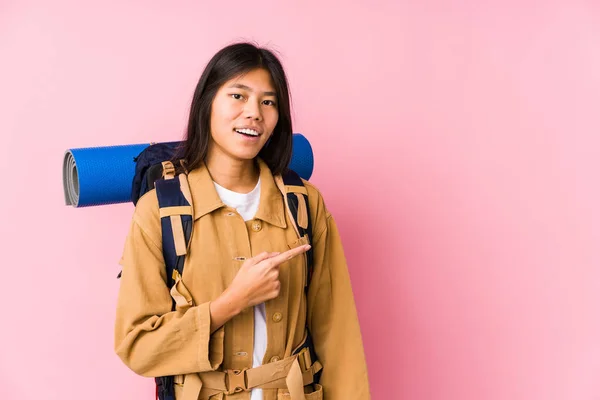 Jovem Chinesa Viajante Mulher Isolada Sorrindo Apontando Para Lado Mostrando — Fotografia de Stock