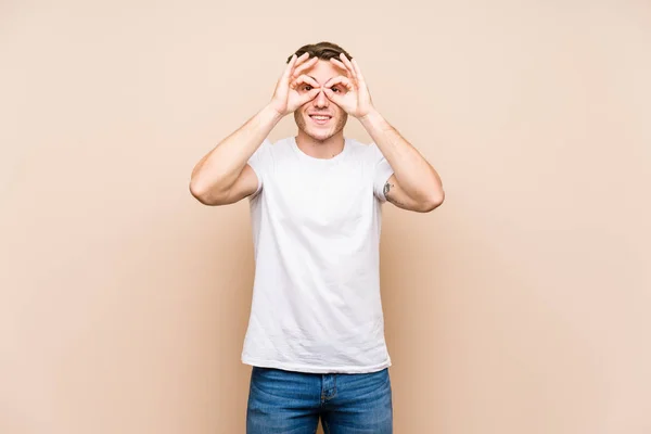 Joven Caucásico Hombre Posando Aislado Mostrando Bien Signo Sobre Los — Foto de Stock