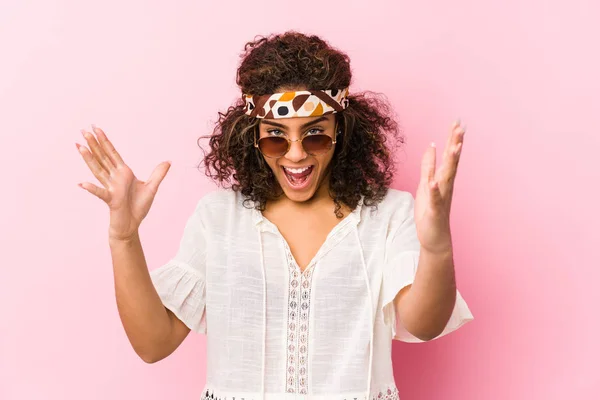 Giovane Donna Hipster Afroamericana Isolata Sfondo Rosa Che Riceve Una — Foto Stock