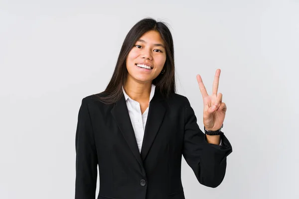 年轻的亚洲女商人展示出胜利的迹象 面带微笑 — 图库照片