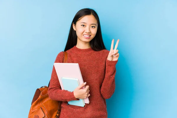 Jovem Chinesa Estudante Mulher Isolada Mostrando Número Dois Com Dedos — Fotografia de Stock