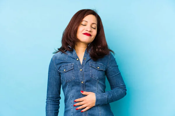 Mujer Latina Mediana Edad Aislada Sobre Fondo Azul Toca Tummy — Foto de Stock