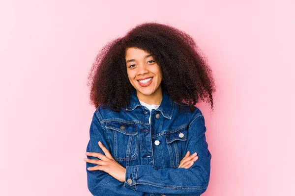 Jovem Afro Americana Que Sente Confiante Cruzando Braços Com Determinação — Fotografia de Stock