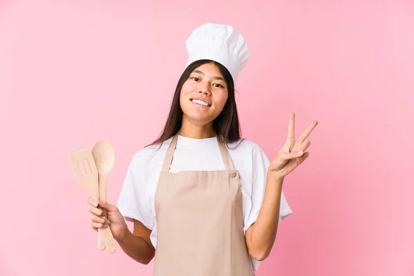 Jovem Chinesa Chef Mulher Isolada Alegre Despreocupada Mostrando Símbolo Paz — Fotografia de Stock