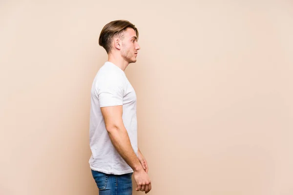 Young Caucasian Man Posing Isolated Gazing Left Sideways Pose — 스톡 사진