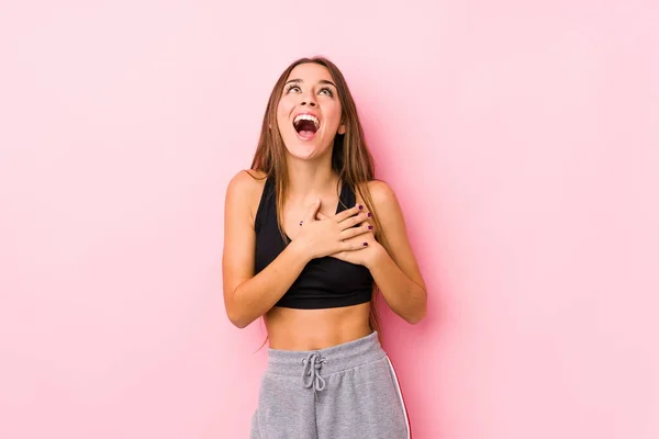 Giovane Donna Caucasica Fitness Posa Uno Sfondo Rosa Ridere Tenendo — Foto Stock