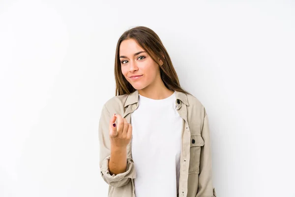 Молода Біла Жінка Ізольована Вказуючи Пальцем Ніби Запрошуючи Наблизитися — стокове фото