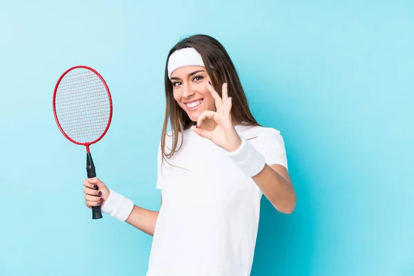 Młody Kaukaski Kobieta Gra Badminton Odizolowany Wesoły Pewny Siebie Pokazując — Zdjęcie stockowe