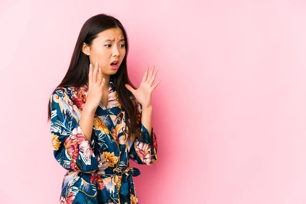 Joven Mujer China Con Pijama Kimono Aislado Grita Fuerte Mantiene —  Fotos de Stock
