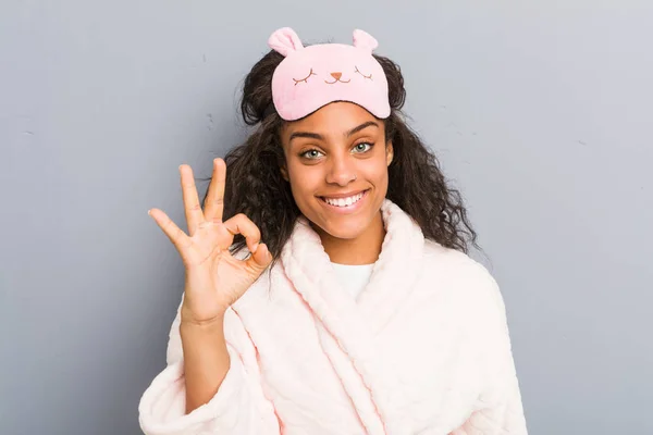 身穿睡衣 戴着睡眠面具的年轻的非洲裔美国女人兴高采烈 自信地摆出一副不错的姿势 — 图库照片