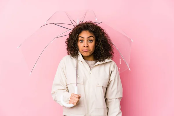 Jovem Afro Americana Segurando Guarda Chuva Encolhe Ombros Olhos Abertos — Fotografia de Stock