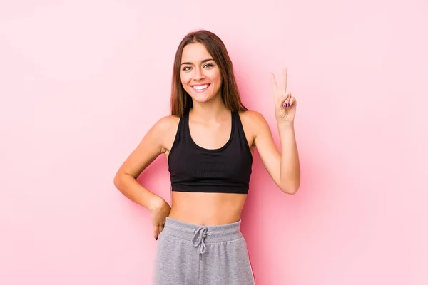 Joven Mujer Atlética Caucásica Posando Fondo Rosa Mostrando Número Dos — Foto de Stock