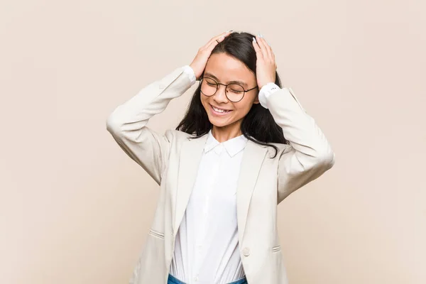 Joven Mujer China Negocios Ríe Alegremente Manteniendo Las Manos Cabeza —  Fotos de Stock