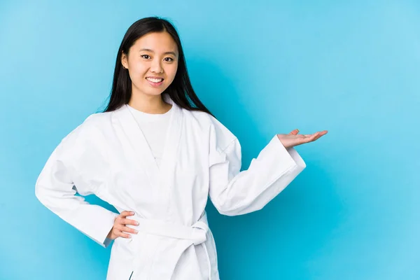 Joven Mujer China Practicando Karate Aislado Mostrando Espacio Copia Una —  Fotos de Stock