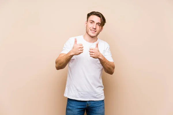 Молодий Білий Чоловік Позує Ізольовано Піднімаючи Обидва Великі Пальці Вгору — стокове фото