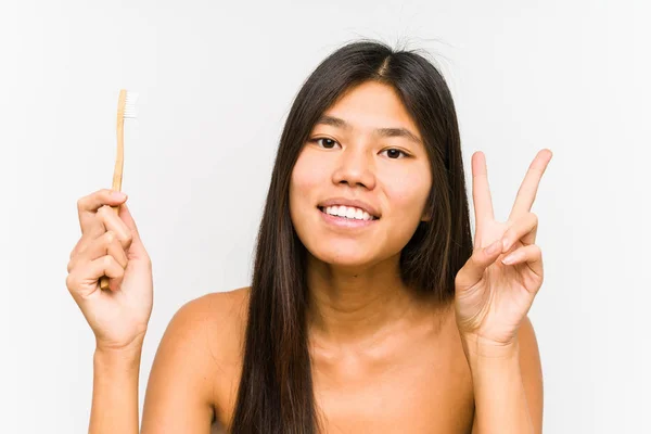 Joven Mujer China Sosteniendo Cepillo Dientes Aislado Mostrando Signo Victoria — Foto de Stock