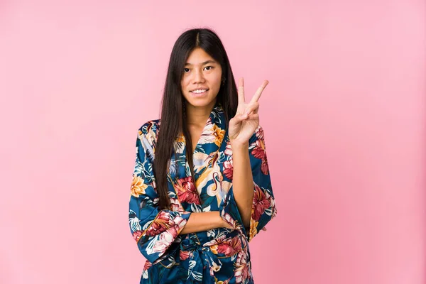 Joven Asiático Mujer Usando Kimono Pijama Mostrando Número Dos Con —  Fotos de Stock