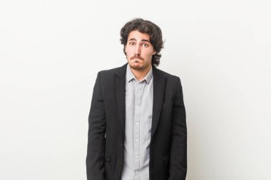 Beyaz bir geçmişi olan genç bir iş adamı omuz silker ve gözleri açık kalır..