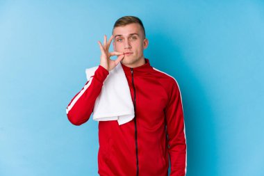 Dudakları dudaklarında genç bir sporcu sır saklıyor..