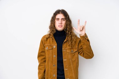 Uzun saçlı adam yalnız poz veriyor. Devrim konsepti olarak boynuzlarını gösteriyor..