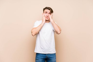 Kafkasyalı genç adam, yalnız başına sızlanıyor ve ağlıyordu..