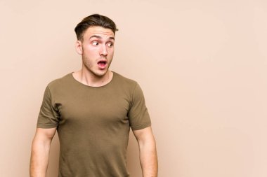 Kafkasyalı genç bir adam gördüğü bir şey yüzünden şoka girmiş gibi davranıyor..