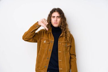 Uzun saçlı adam izole bir şekilde poz veriyor, hoşlanmadığı bir jest yapıyor, kabul etmiyor. Anlaşmazlık konsepti.