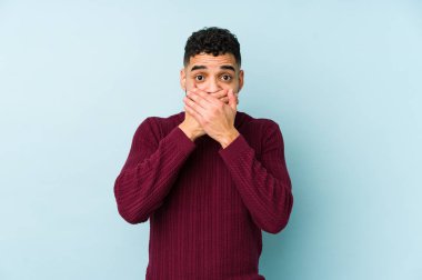 Genç, melez, Arap bir adam izole edilmiş. Ağzını elleriyle kapatmış..