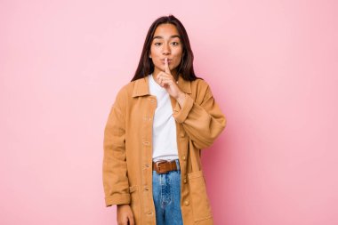 Genç melez Hintli kadın bir sır saklıyor ya da sessizlik istiyor..