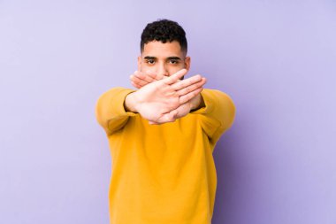 Genç, melez Arap bir adam inkar hareketi yapıyor.