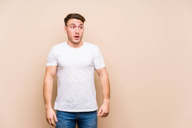 Kafkasyalı genç bir adam gördüğü bir şey yüzünden şoka girmiş gibi davranıyor..