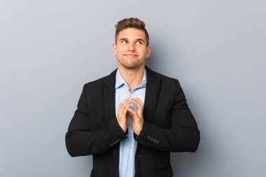 Genç, yakışıklı, beyaz adam bir plan yapıyor, bir fikir kuruyor..