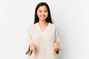 Genç Çinli kadın parmaklarıyla izole edilmiş noktalar, pozitif duygu..