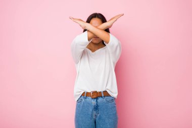 Genç melez Hintli kadın iki kolu çapraz tutuyor, inkar kavramı.