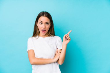 Kafkasyalı genç bir kadın kendini izole edip gülümseyerek işaret parmağıyla işaret etti..