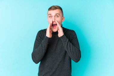 Mavi arka planda beyaz bir adam heyecanlı bir şekilde bağırıyor..