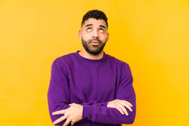 Genç, melez, Arap bir adam sürekli tekrarlanan bir görevden yoruldu..