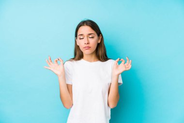 Kafkasyalı genç kadın sıkı çalışma gününden sonra dinleniyor, yoga yapıyor..
