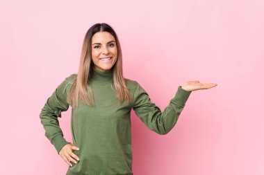 Kafkasyalı genç bir kadın avucunun içinde fotokopi odası gösteriyor ve belinde bir el daha tutuyor..