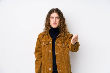 Uzun saçlı adam kameraya el sallayarak selam veriyor..