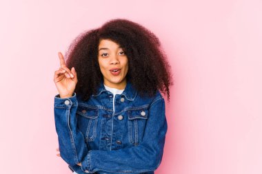 Genç Afro-Amerikan kadının harika bir fikri var, yaratıcılık kavramı..