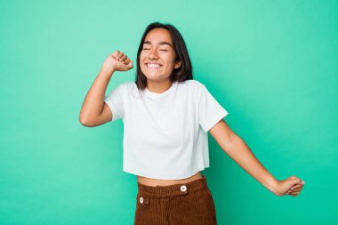 Genç melez Hintli kadın yalnız dans edip eğleniyor..