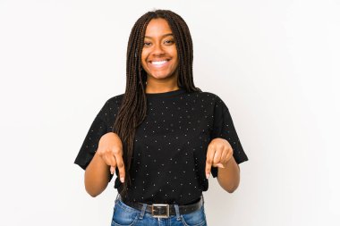 Beyaz arka planda izole edilmiş genç Afrikalı Amerikalı kadın parmakları aşağıda, pozitif duygu.